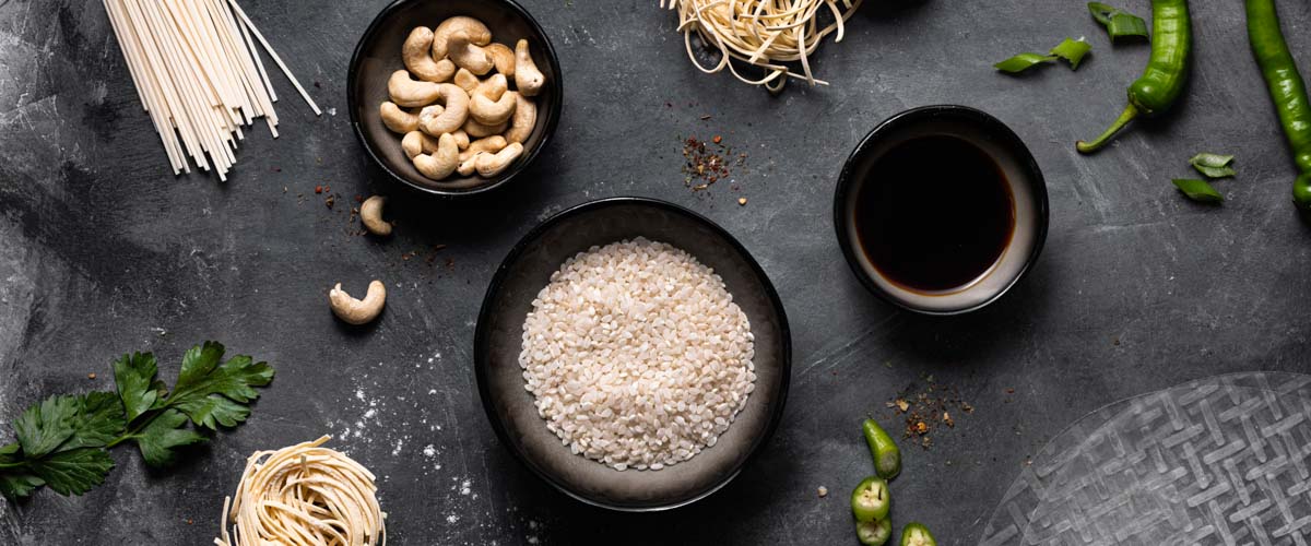 sezam, makaron ryżowy, sos sojowy - przepis na makaron ryżowy